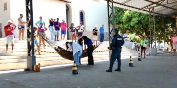 Homem em situação de rua é encontrado morto dentro de rede próximo à Igreja Matriz no Piauí