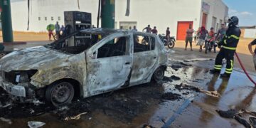 Carro pega fogo durante abastecimento e mobiliza bombeiros no Piauí