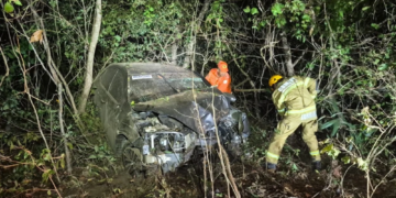 Mulher aciona bombeiros após sofrer acidente e ficar presa às ferragens no Piauí