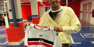 Lamine Yamal recebe camisa do River-PI e posa para foto