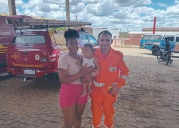 Bombeiros salvam bebê que chegou engasgado e sem respirar ao quartel em Oeiras