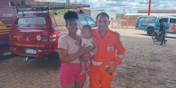 Bombeiros salvam bebê que chegou engasgado e sem respirar ao quartel em Oeiras