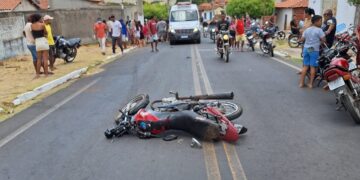 Homem e adolescente de 17 anos morrem após motocicleta bater em poste no Piauí