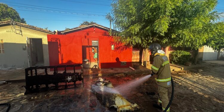 Ventilador pega fogo e incêndio destrói parte de casa em Piripiri
