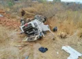 Motorista morre após caminhão carregado de tijolos capotar em Monsenhor Hipólito