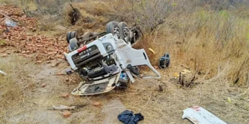 Motorista morre após caminhão carregado de tijolos capotar em Monsenhor Hipólito