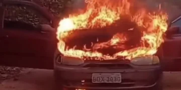 Família perde carro e pertences após veículo pegar fogo em Barras