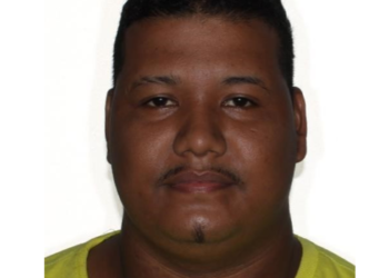 Criminosos com coletes da polícia arrombam casa e executam homem em Teresina