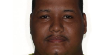 Criminosos com coletes da polícia arrombam casa e executam homem em Teresina