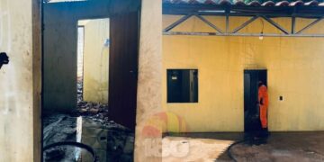 Incêndio provocado por celular atinge casa e causa desabamento parcial do telhado no Piauí