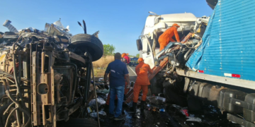 Colisão entre três caminhões deixa três mortos na BR-343, em Campo Maior