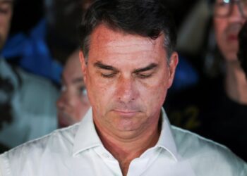 PF aciona polícia argentina após suposta fuga de Flávio com destino aos Estados Unidos