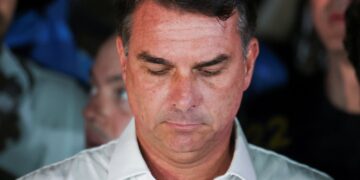 PF aciona polícia argentina após suposta fuga de Flávio com destino aos Estados Unidos