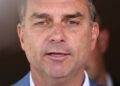 Flávio Bolsonaro chega aos Estados Unidos com a família após deixar o Brasil