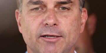 Flávio Bolsonaro chega aos Estados Unidos com a família após deixar o Brasil