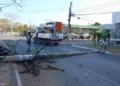Motorista perde controle de carro e atinge poste ao voltar do trabalho em Teresina