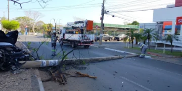 Motorista perde controle de carro e atinge poste ao voltar do trabalho em Teresina